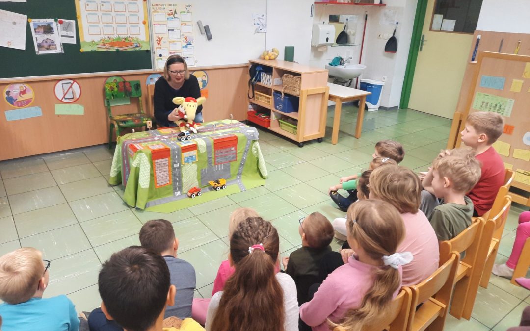 LUTKOVNA PREDSTAVA PASAVČEK V PROMETU
